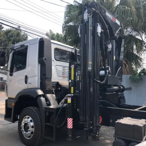 Munck AGI 45 ARGOS instalado em caminhão visão lateral